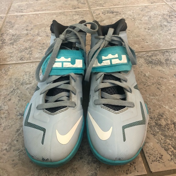 Lebron basketball shoes - Picture 2 of 4